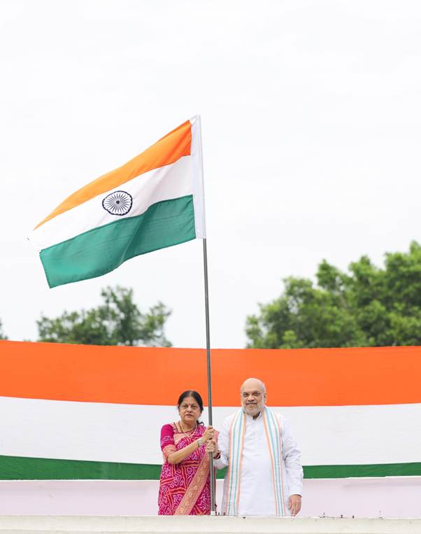 Amit Shah hoists tricolour at his residence under ‘Har Ghar Tiranga’ campaign - The North News
